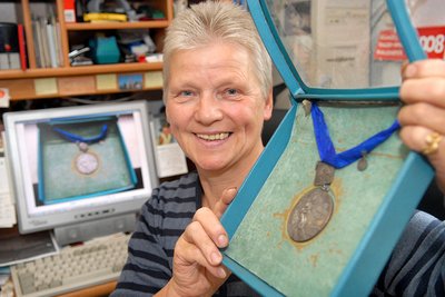 Uta Hoffmann, hier 2008 im Interview mit der „Freien Presse“, mit ihrer Silbermedaille von den Olympischen Spielen 1968 in Mexiko.