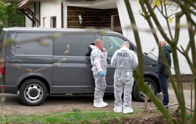 Die Spurensicherung in dem Mittelbacher Zweifamilienhaus, dessen vier erwachsene Bewohner die Polizei in der Nacht zum Dienstag tot vorfand, läuft nach wie vor.