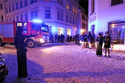 Nach nur wenigen Minuten traf die Freiberger Feuerwehr am Stadttheater ein.