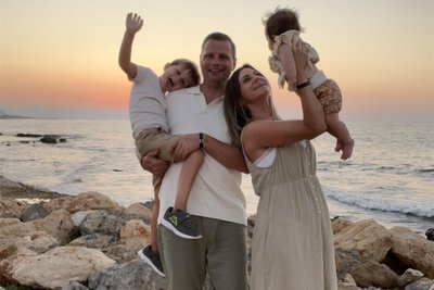 Roxana Hofmann mit Mann und Kindern.