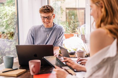 Arbeitsmaterialien, Hardware und Co: Studentinnen und Studenten können ihre studienbezogenen Ausgaben in manchen Fällen von der Steuer absetzen.