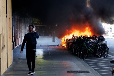 In Genf geht bei Demonstrationen gegen den G7-Gipfel im französischen Évian ein Auto in Flammen auf.