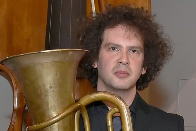 Louis Jake Kline mit einer Basstuba aus dem Jahr 1920.