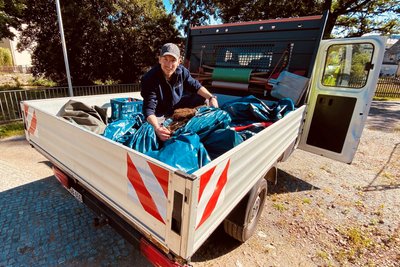 Tomas Vilt vor den Säcken voller Müll, den seine Mitarbeiter und er aus der Zwönitz gesammelt haben – anlässlich des „World clean up days“. Vilt ist Betriebsleiter von Kingspan.