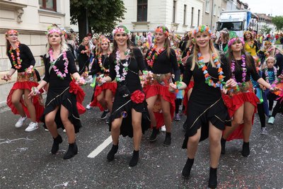 Der Tanzboden-Verein aus Meerane, der hier beim Straßenfasching tanzt, zeigt ab 16.10 Uhr sein Programm.