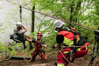 Adrenalinkick zum Abschluss: Die Seilrutsche führte in luftiger Höhe über die Zschopau.