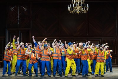 Macht alles mit: der Opernchor als Volk.