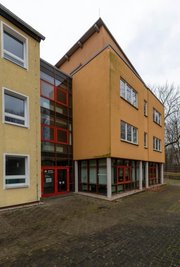 Kommendes Jahr fällt der Startschuss für den Umbau des Ex-Arbeitsamts. Im Anbau rechts werden unter anderem Klassenräume und ein Lehrerzimmer geschaffen.