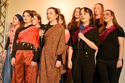 25 Schülerinnen und Schüler brachten "77" auf die Bühne. Auch der Chor erhielt vom Publikum viel Beifall.