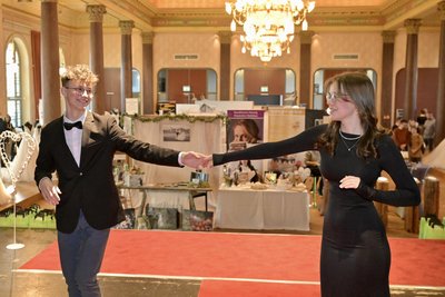 Tim Zettel (l.) und Enie Belle Kemter, beide 17 Jahre und aus Lugau, gehören zur Tanzschule Köhler-Schimmel und sind bei der Messe aufgetreten.