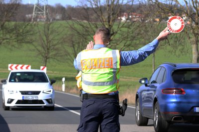 Tempo- und reguläre Polizeikontrollen wie die am vergangenen Freitag finden auf der Pendlerstrecke zwischen Crimmitschau und Zwickau regelmäßig statt.