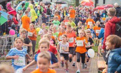Angefeuert von vielen Schaulustigen mussten einige Altersklassen im vergangenen Jahr bei Regen auf die Strecke gehen. 