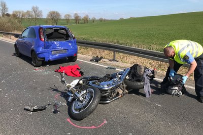 Mit Start der Motorradsaison wirde ein Biker bei einem Unfall in Ostrau am Sonntag verletzt.