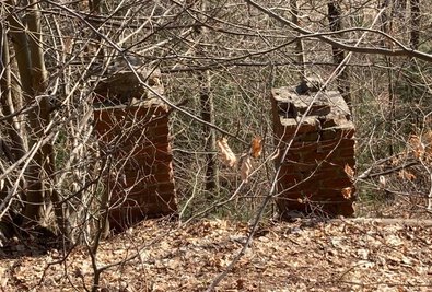 Reste des Kampfrichterturms der Heidelsbergschanze sind noch heute zu sehen. Der Schanzenrekord: Christian Heydels Satz auf 53 Meter.