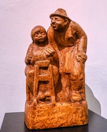 Das pralle Leben: "Beobachtung eines Klöppelmädchens", aus Lindenholz geschnitzt von Gotthard Richter, nach 1950.