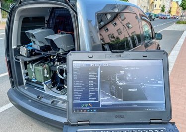 Das Messgerät vom Typ Vitronic Poliscan Speed, umgangssprachlich Blitzer genannt, ermittelt mittels Lasertechnik die Geschwindigkeit des Fahrzeugs. Das kann aus dem Basisfahrzeug heraus erfolgen, wie hier auf der Kaiserstraße in Auerbach.
