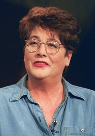 Renate Holland-Moritz, Buchautorin und Filmkritikerin, aufgenommen in Berlin (undatierte Aufnahme). Renate Holland-Moritz, eine der bekanntesten Filmkritikerinnen aus der DDR und Drehbuchautorin, ist tot.