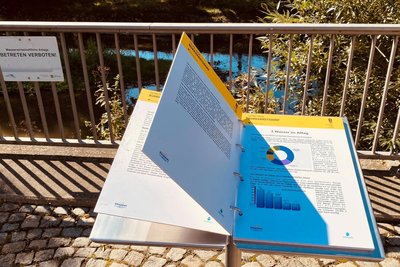 Die erste von insgesamt vier Informationstafeln über das Wasser. In Burkhardtsdorf sollen so die Bürger mehr für das Thema sensibilisiert werden.