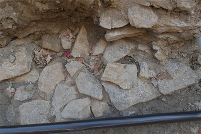 In der Baustelle Pfarrgasse in Freiberg entdeckte das Grabungsteam des Sächsischen Landesamtes für Archäologie auch diese Grundmauerreste aus dem späten Mittelalter.