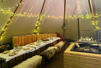 Im skandinavischen Tipi von Nancy Lorenz fand am Montag der Kindergeburtstag statt. An der Feuerstelle kann zusammen gekocht werden – auch von Erwachsenen.