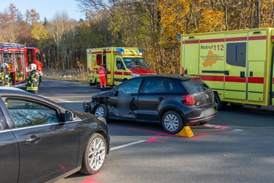 Kameraden der Feuerwehren Neuwürschnitz und Oelsnitz sicherten den Unfallort ab und unterstützten den Rettungsdienst.
