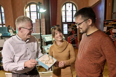 Laura Ackermann und Tilman Weyh haben sich in Fragen Ringe von Juwelier Andreas Dietz aus Lugau (l.) beraten lassen.