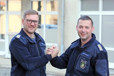 Christian Martin (links) löst Marcel Dietel an der Spitze der Ortsfeuerwehr Steinpleis ab.