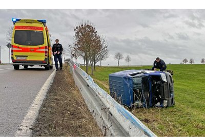 Dieser Kleintransporter kam von der Dänkritzer Landstraße ab und landete auf dem Feld.