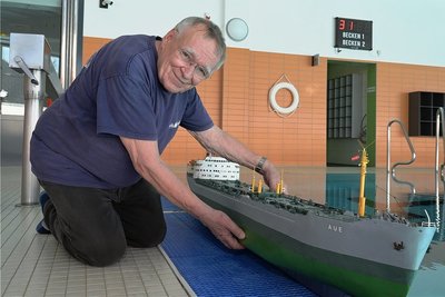 Modellbauer Axel Dietz mit seiner MS Aue in der Auer Schwimmhalle. Dort wurde sie nun letztmalig zu Wasser gelassen. 