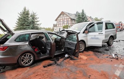 Beim Zusammenprall der Fahrzeuge wurden fünf Personen verletzt. Eine 33-Jährige starb wenig später im Krankenhaus. 
