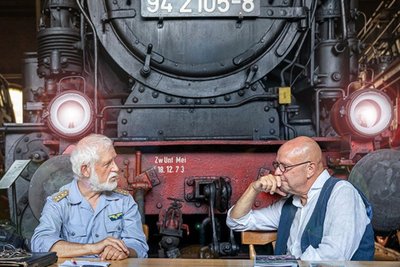 Axel Schlenkrich und Stefan Tschök (r.) vor der alten Hartmann-Lok.