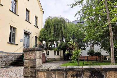 Das Tischendorfhaus liegt idyllisch hinter dem Pfarramt der Ägidiuskirche.