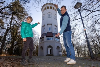 Den Taurasteinturm scheinbar fest im Griff: Thomas Günther und Sohn Sebastian (9) zeigen, wer hier die Führungen übernimmt.