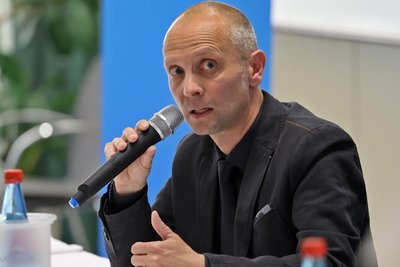 Bürgermeister Jörg Schmeißer räumt Probleme bei der Finanzierung der Stadthallen-Sanierung ein.