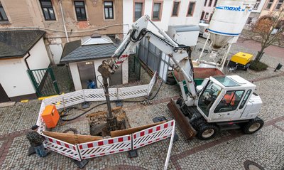 Das Loch hinter dem Rochlitzer Rathaus ist trotz der Sicherung mit Spritzbeton an einer Seite weiter eingebrochen.