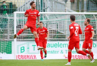 Felix Drinkuth (l.) jubelt über sein Tor im Viertelfinale des Sachsenspokals gegen die BSG Chemie Leipzig.
