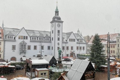 Die Dächer des Freiberger Christmarktes zeigten sich am Freitagnachmittag vorweihnachtlich schneebedeckt. Am Dienstagnachmittag öffnet der Markt dann seine Pforten - erstmals seit 2019. 