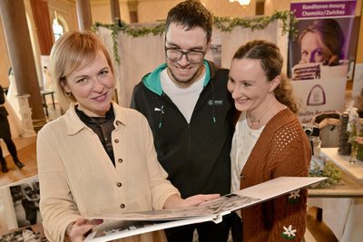 Norman und Jenny Barthel aus Niederwürschnitz sind mit der Fotografin Susann Funke von Aktion Barfuss Fotografie (l.) ins Gespräch gekommen.