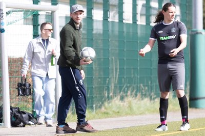 Seit Anfang des Jahres ist Martin Schönfelder (M.), hier neben Abwehrspieler Felix Schwartz, Trainer des internationalsten Teams der Kreisklasse.
