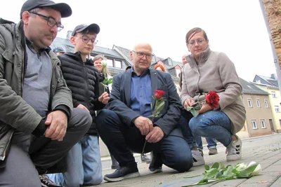 Etliche Geringswalder hatten Rosen mitgebracht: David Rausch (l.), Thomas Damm (3. v. l.) sowie Bürgermeisterin Sandra Fischer.