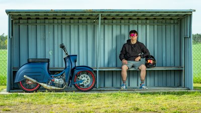 Kenny Warmuth aus Zwickau macht eine Ausbildung zum Verfahrensmechaniker für Beschichtungstechnik. Entsprechend aufwändig ist der mattmetallicblaue Lack seiner KR51/1. "Eine Schwalbe wollte ich schon immer haben", sagt der 18-jährige. Bekommen habe er das Moped von seinem Großvater. Jetzt ist es tiefergelegt und hat 18 PS.