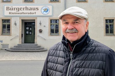 Bernd Grämer vor seinem zweiten Zuhause, dem Bürgerhaus im Freiberger Ortsteil Kleinwaltersdorf. Dafür, dass dieses erhalten und als Veranstaltungsstätte umgebaut wurde, hat er gemeinsam mit vielen Mitstreitern lange gekämpft.