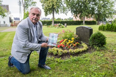 Friedrich Herold hat ein Buch über den achtfachen Mord von Neuwürschnitz geschrieben. Auf dem örtlichen Friedhof kündet ein Grab von dem dunklen Kapitel der Ortsgeschichte.