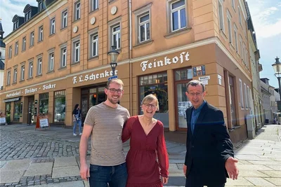 So sieht Zuversicht aus. Melanie und Thomas Lenk von der gleichnamigen Lengenfelder Bäckerei und Olaf Schwarzenberger von der Volkssolidarität Vogtland vor dem Schenkerhaus - das bald eine große Baustelle ist. Passend zu Lenks Bäckerei- und Café-Angebot im Erdgeschoss soll die Fassade künftig cappuccino-farbig Appetit auf einen Besuch machen. 