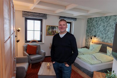 Robert Klingseis in einem der komplett sanierten Zimmer. Der Berliner betreibt das „Neue Haus“ als öffentliches Restaurant und Hotel. Eigentümer ist das Klinikum Döbeln.