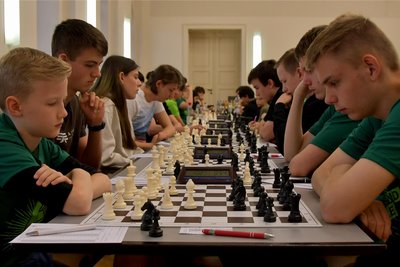 Die vogtländischen Schach-Talente ließen am Samstag und Sonntag im Reichenbacher Ratssaal die Köpfe rauchen.