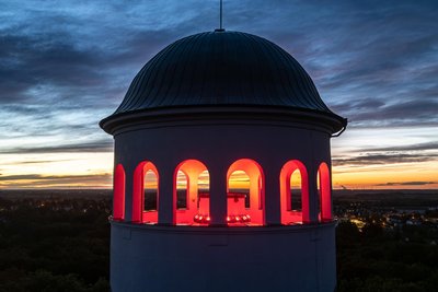 Nacht für Nacht erstrahlt der Taurasteinturm weithin sichtbar in bunten Farben.