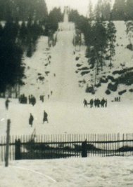 Dieses historische Bild soll die Auer Schanze zeigen. Foto: Archiv MirkoBurkhardt/skisprungschanzen.com