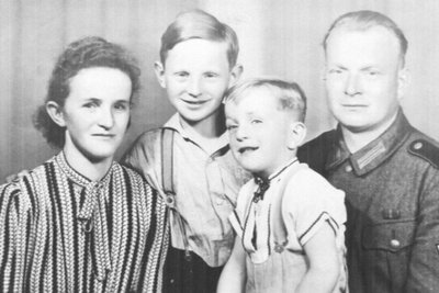 Dieses Familienbild zeigt als 2. von links Zeitzeuge Harry Hahn.