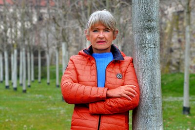 Journalistin Gabi Thieme liest in „Emmas Onkel“ aus „Mysteriöser Fund im Unterholz“.